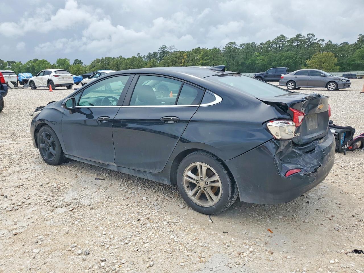2018 Chevrolet Cruze Lt - Image 2