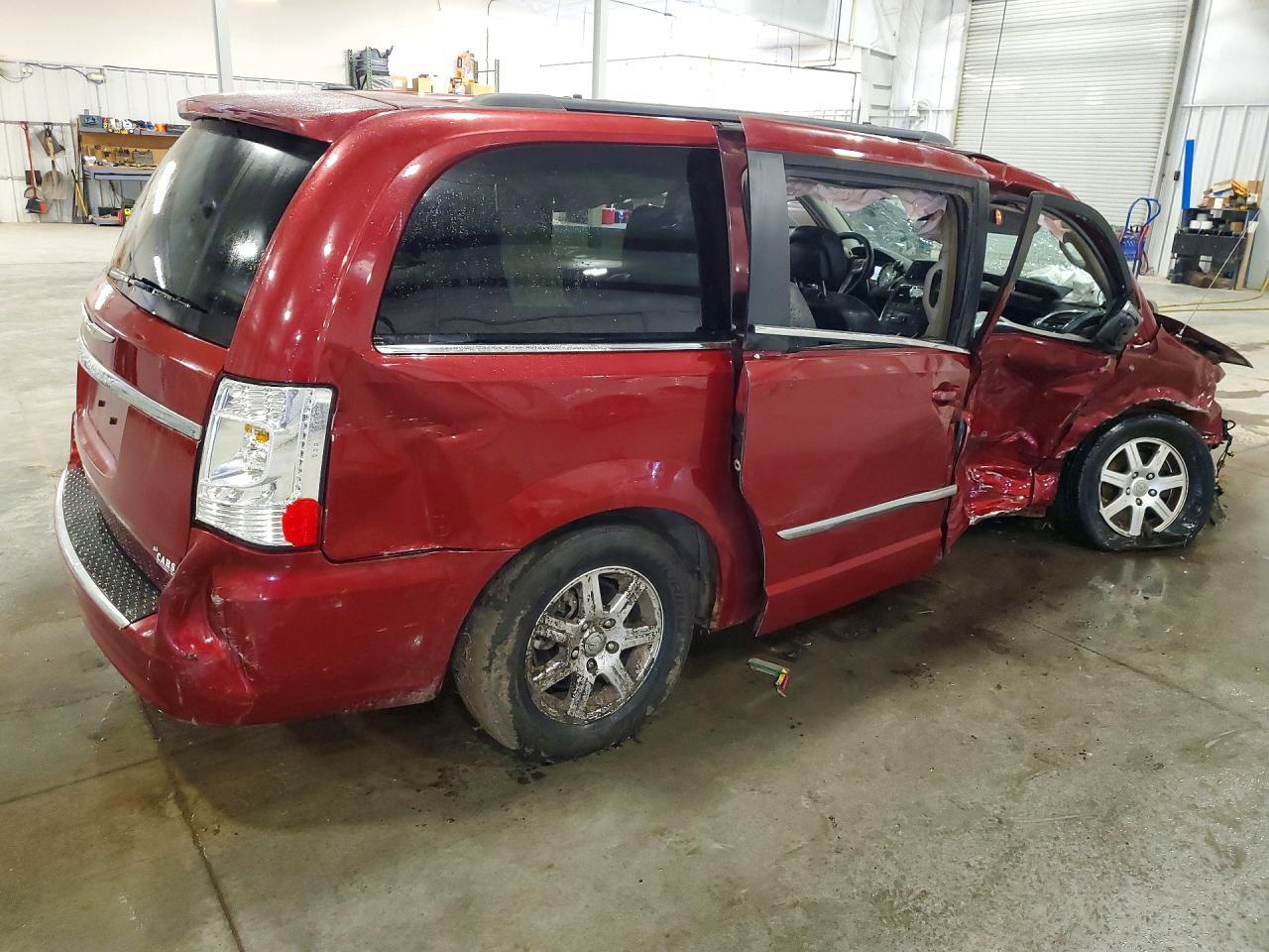 2012 Chrysler Town & Country Touring - Image 3