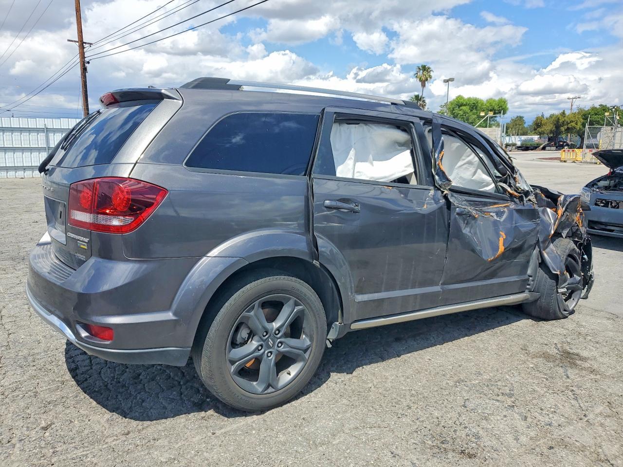 2019 Dodge Journey Crossroad - Image 3