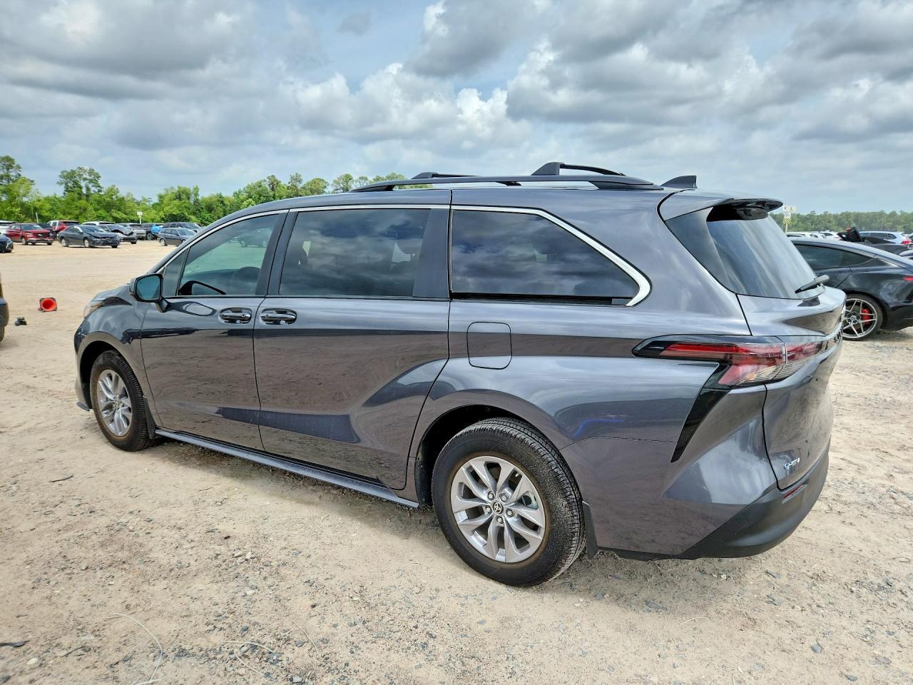2025 Toyota Sienna Le 8-Passenger - Фото 2