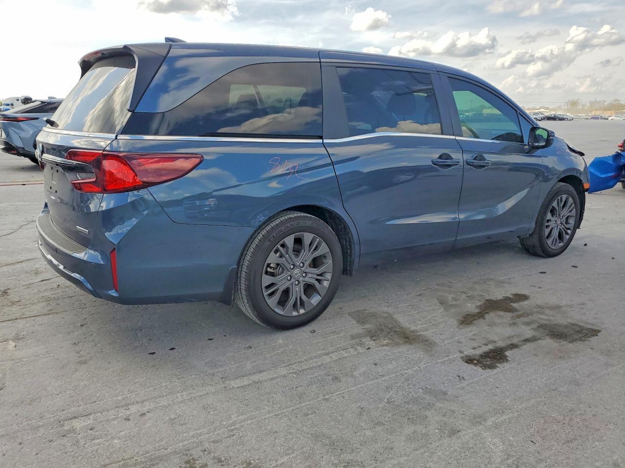 2025 Honda Odyssey Touring - Image 3