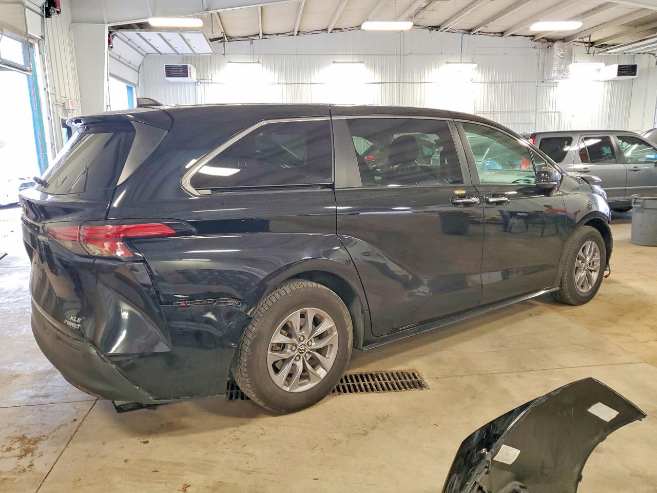 2022 Toyota Sienna Xle - Image 3