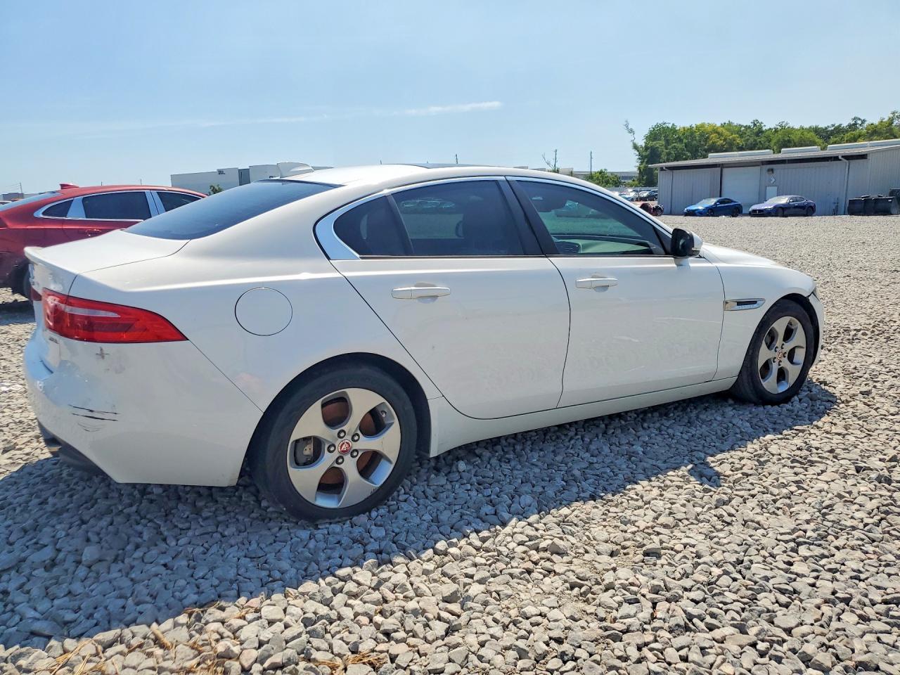 2017 Jaguar Xe - Фото 3