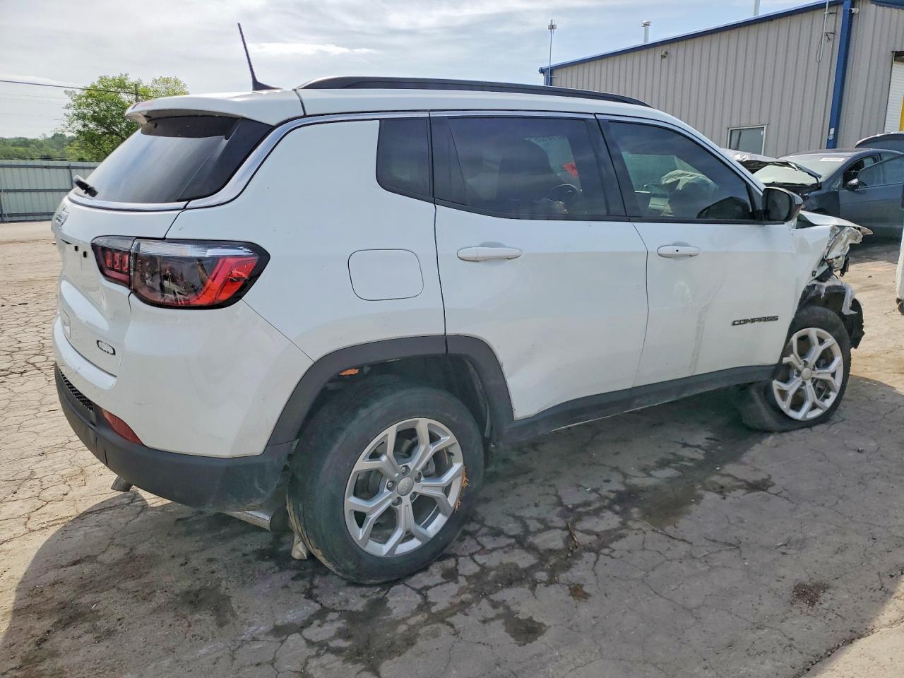 2024 Jeep Compass Latitude - Image 3