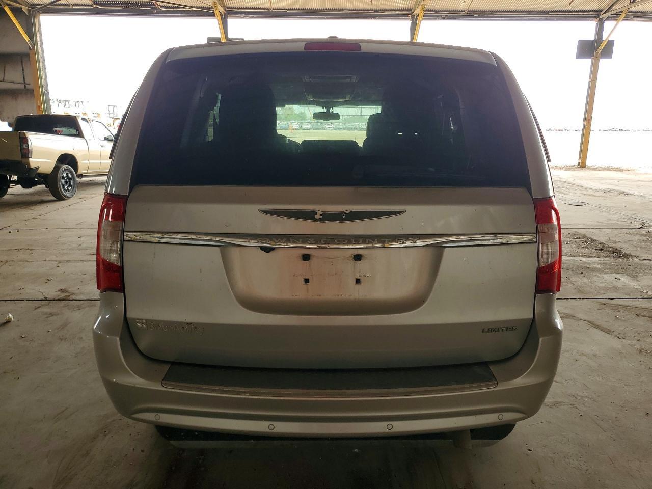 2011 Chrysler Town & Country Limited - Фото 6