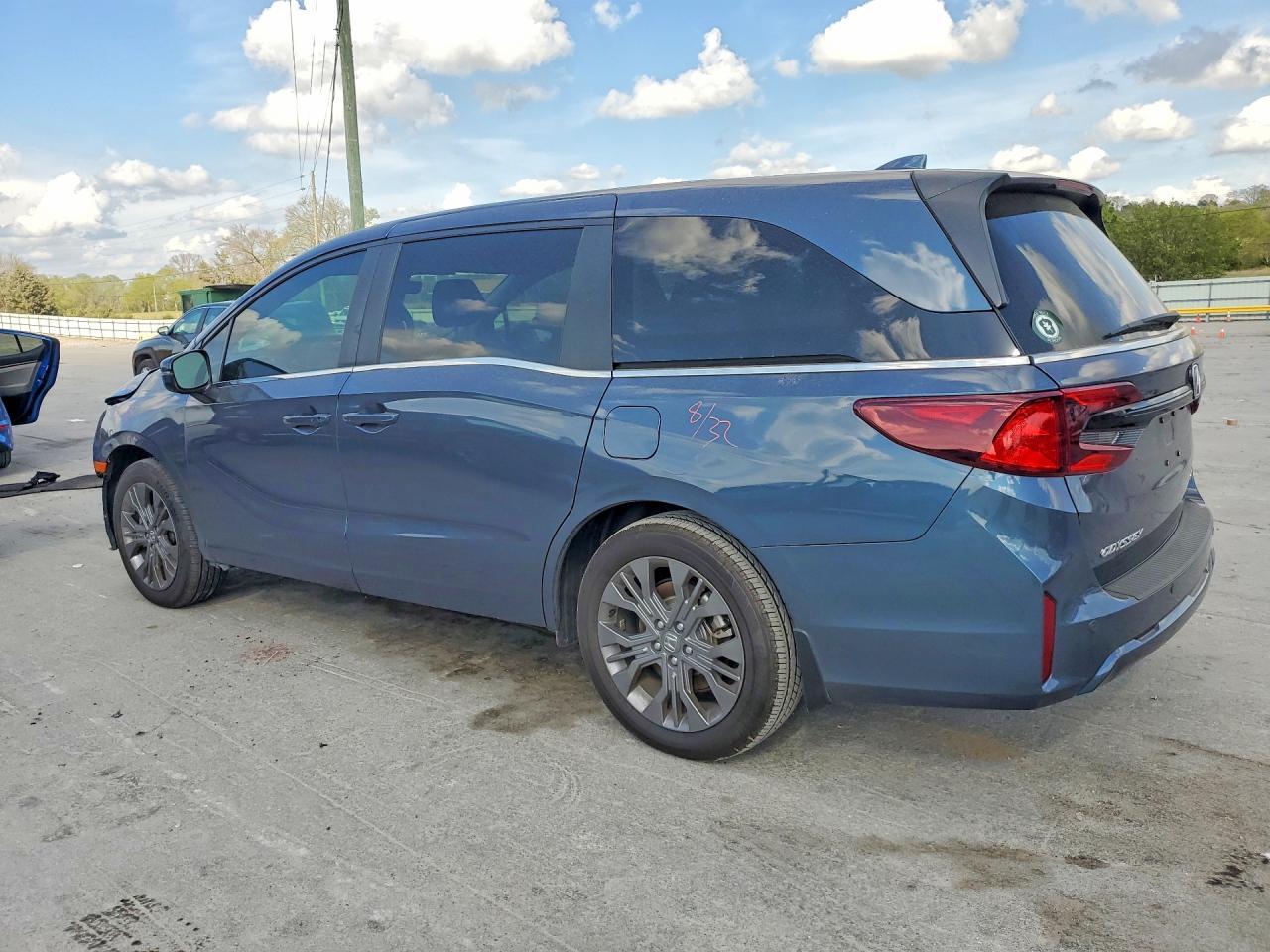 2025 Honda Odyssey Touring - Image 2