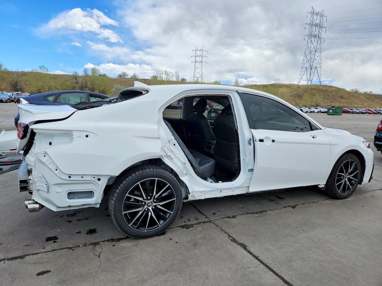 2022 Toyota Camry Se - Image 3