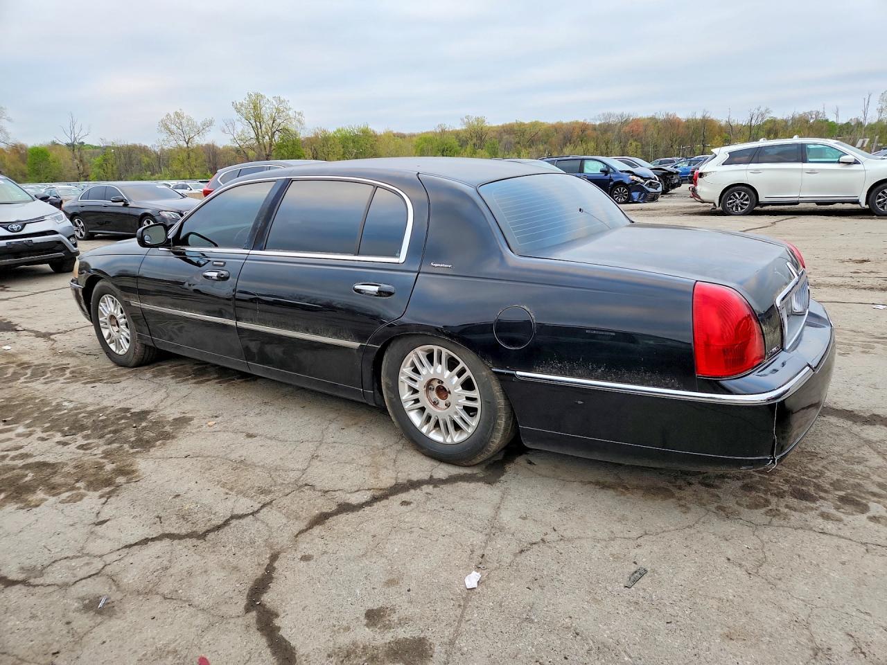 2011 Lincoln Town Car Signature Long Wheelbase - Image 2