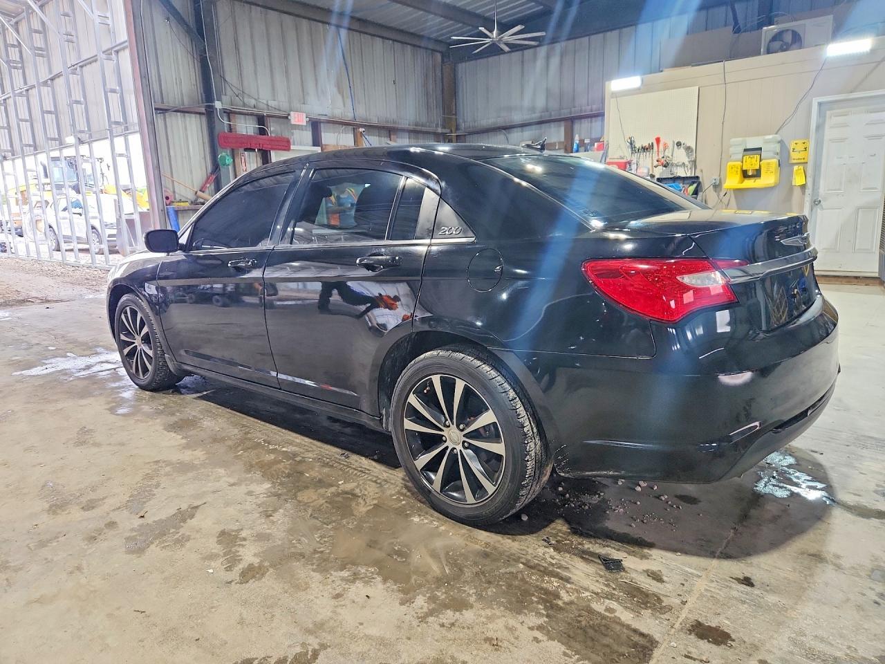 2012 Chrysler 200 S - Фото 2