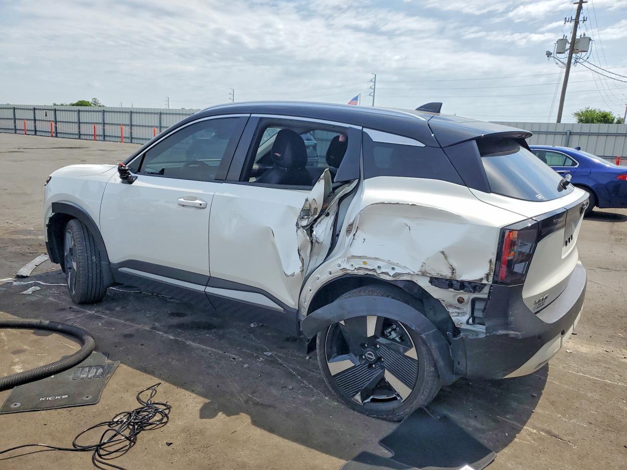 2025 Nissan Kicks Sr - Image 2