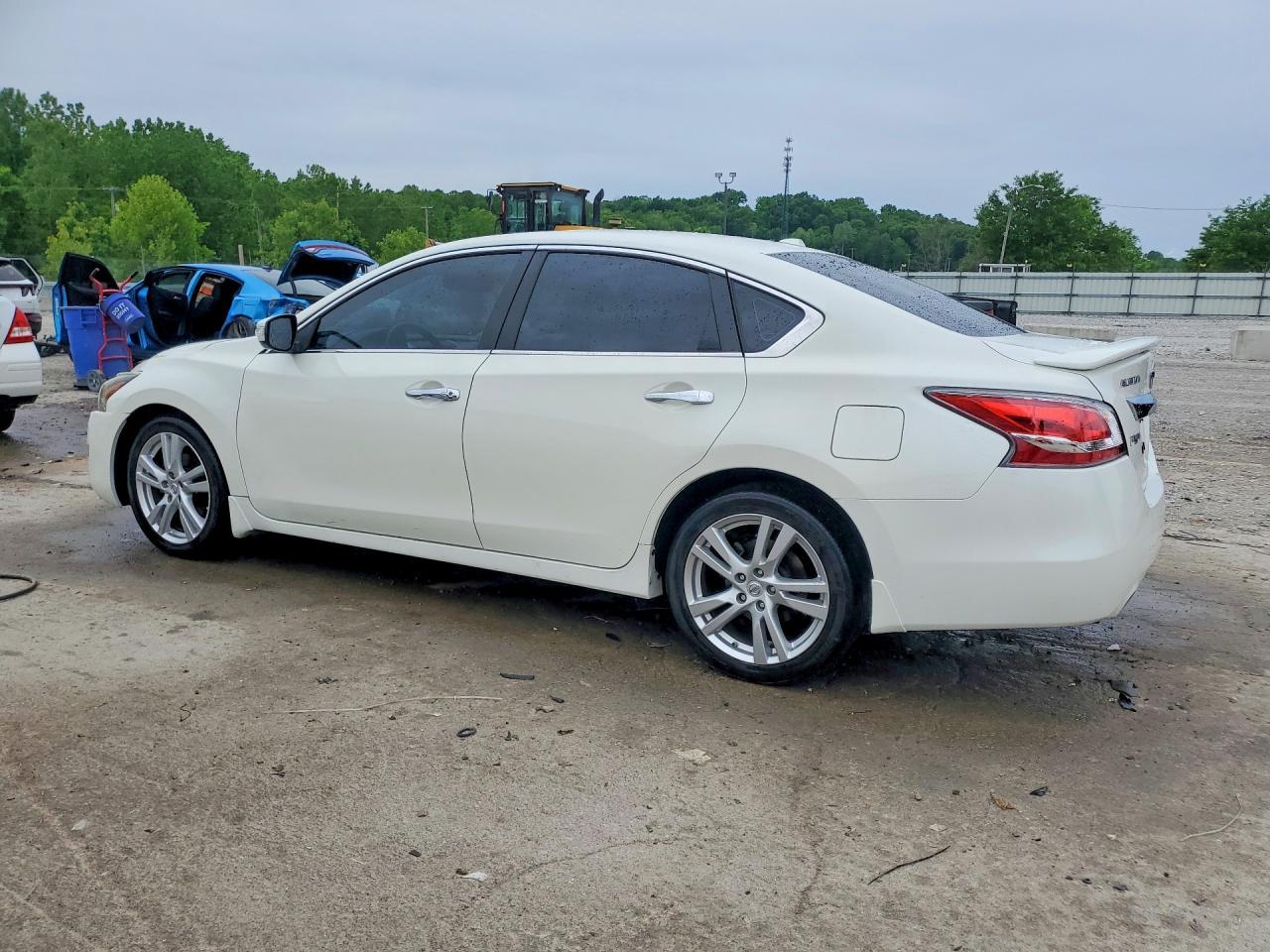 2014 Nissan Altima 3.5 S - Image 2