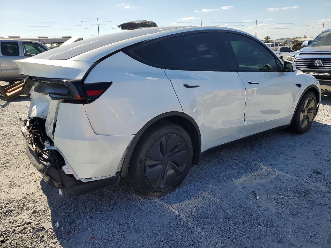 2026 Tesla Model Y - Фото 3
