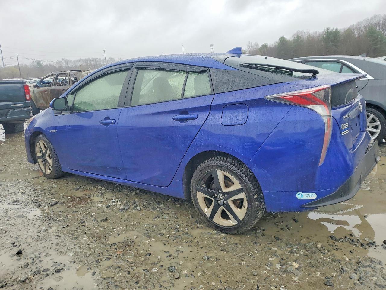 2016 Toyota Prius Three Touring - Image 2
