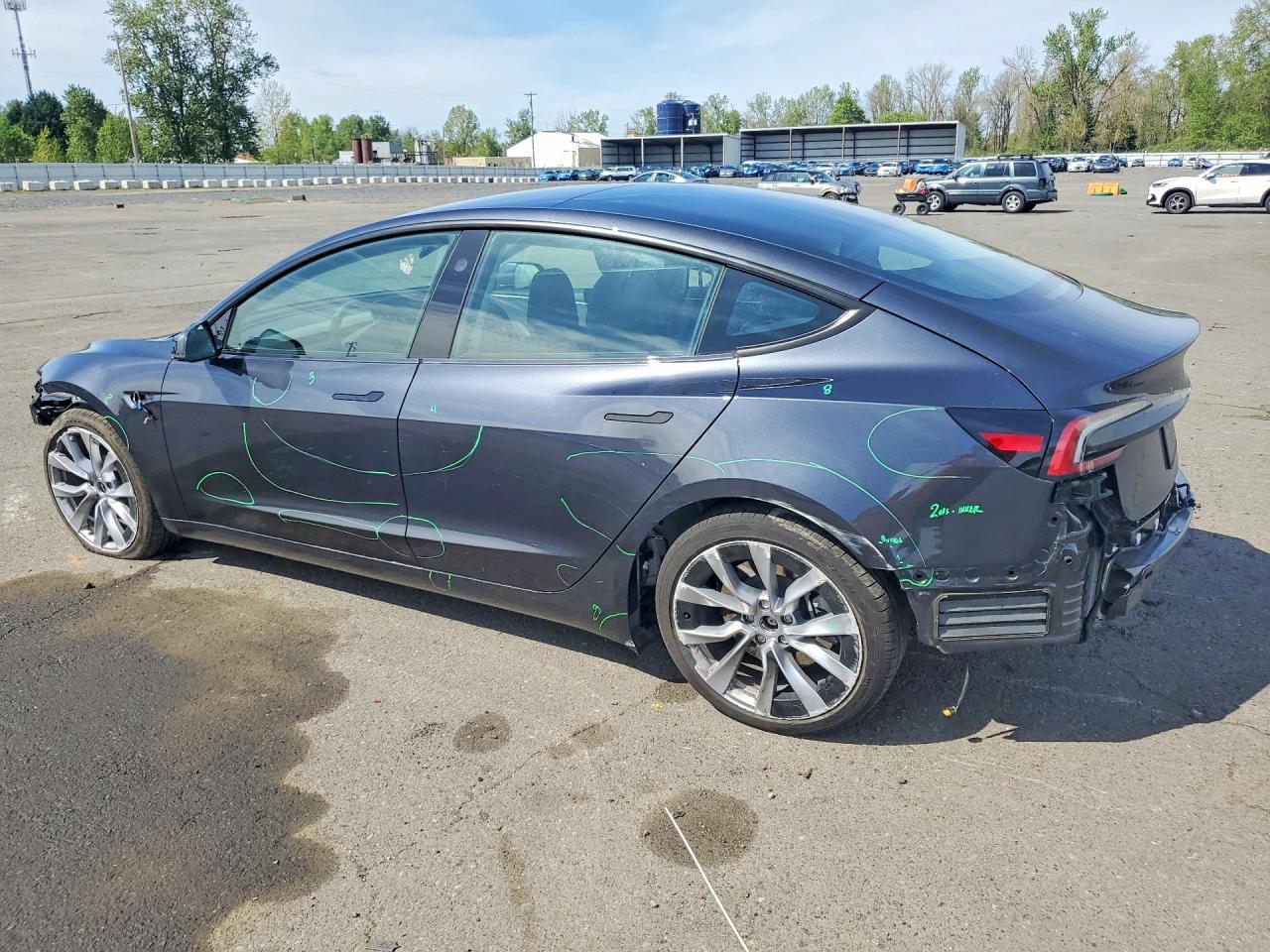 2025 Tesla Model 3 - Фото 2