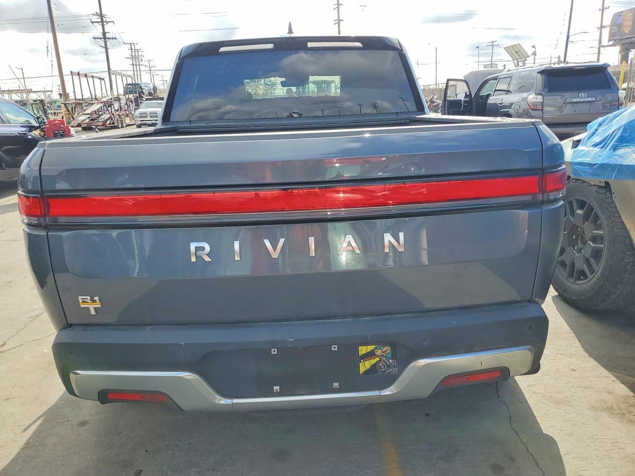 2022 Rivian R1T Adventure - Фото 6
