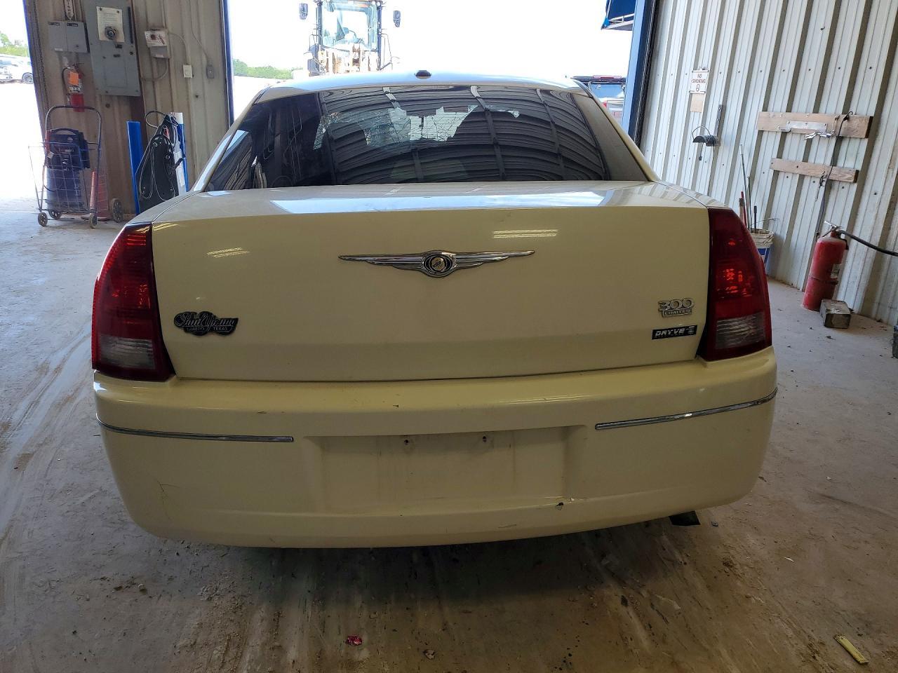 2006 Chrysler 300 Touring - Image 6