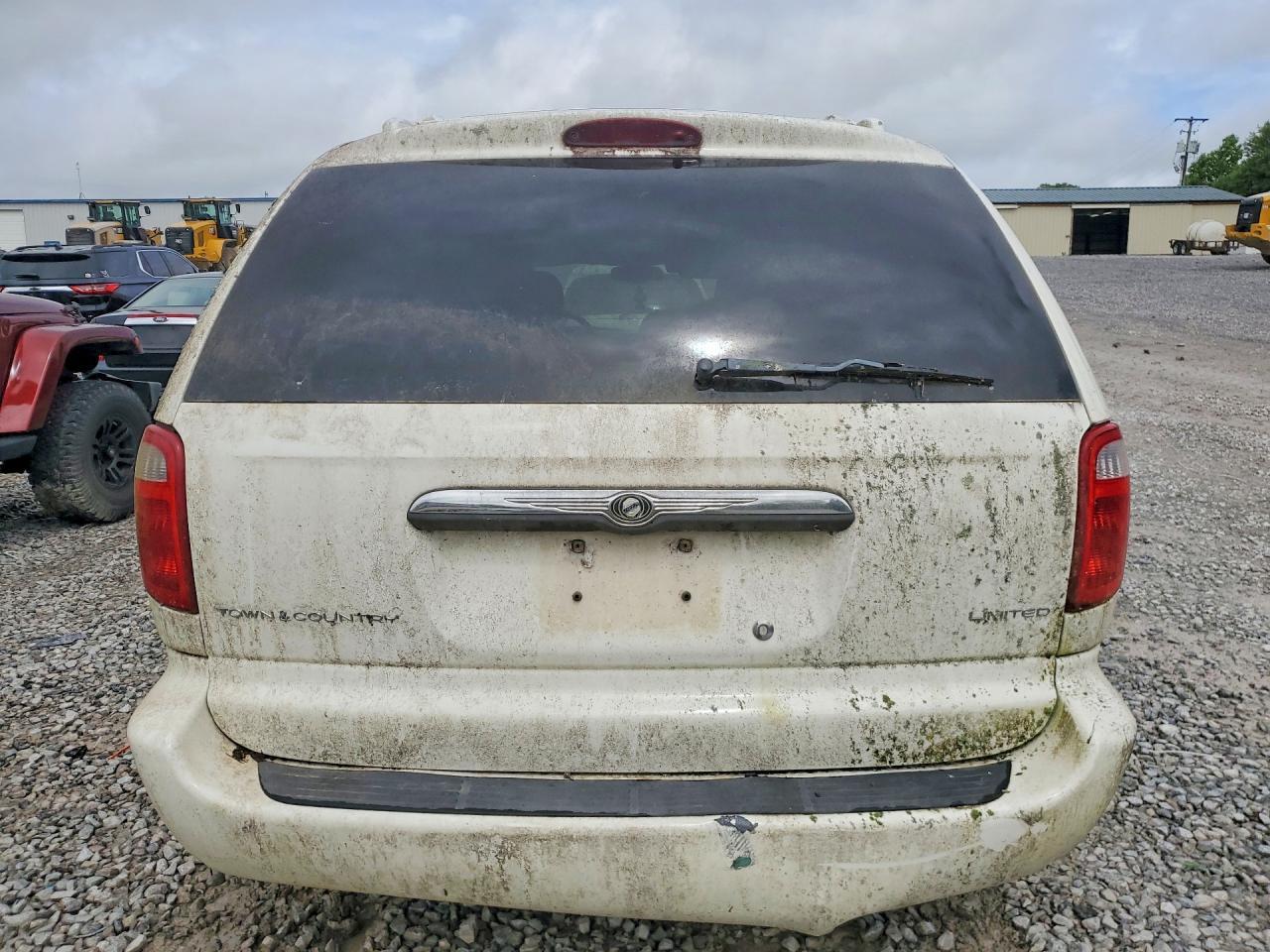2003 Chrysler Town & Country Limited - Image 6