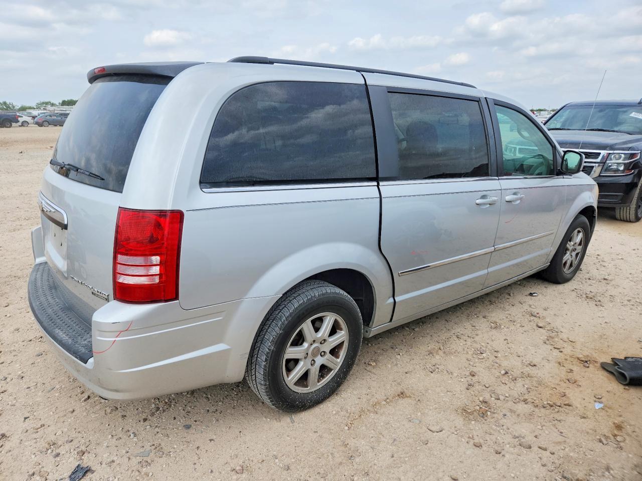 2010 Chrysler Town & Country Touring - Image 3