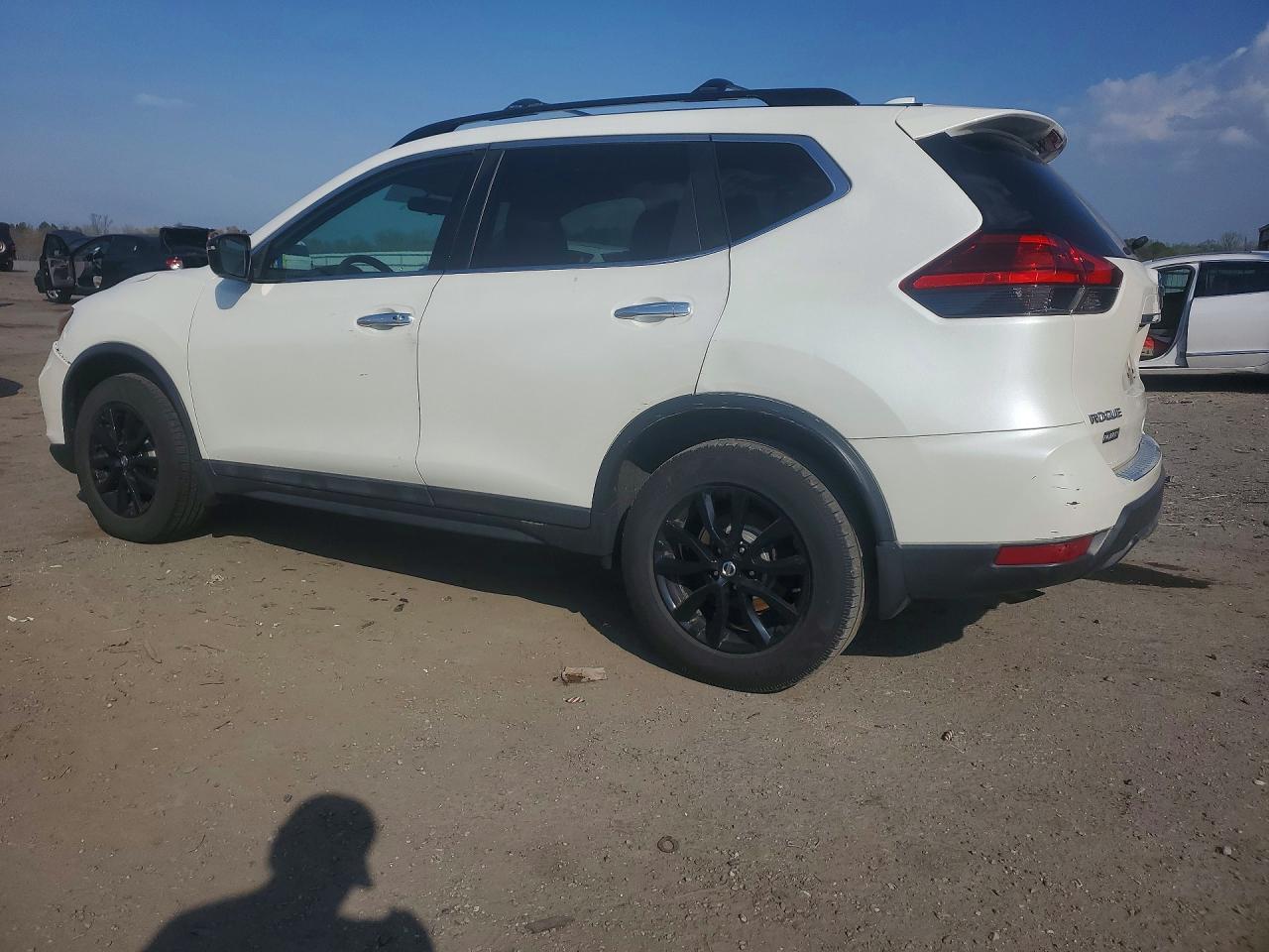 2017 Nissan Rogue Sv - Image 2