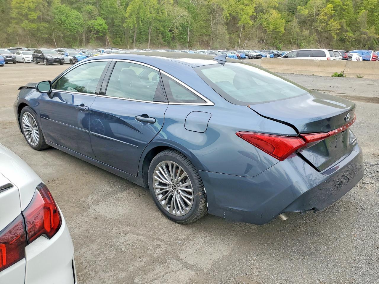 2022 Toyota Avalon Hybrid Limited - Фото 2