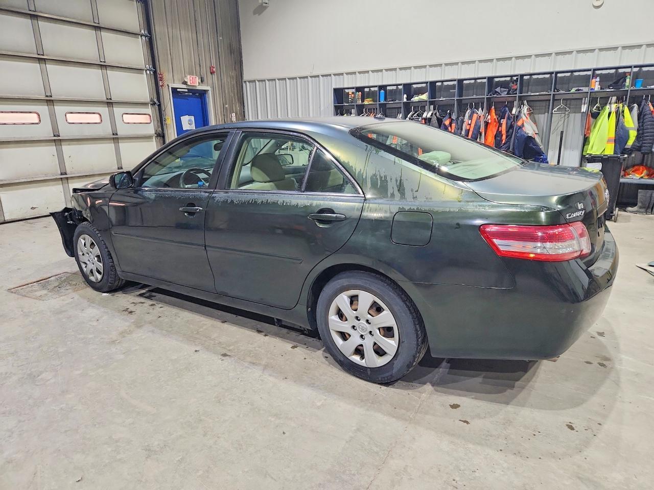 2010 Toyota Camry Le V6 - Фото 2