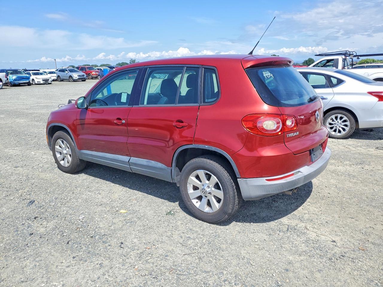 2010 Volkswagen Tiguan S - Фото 2