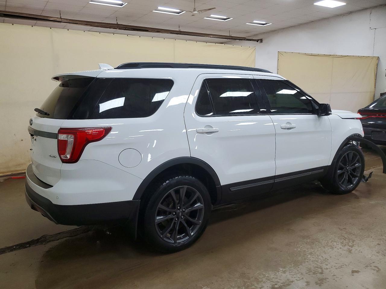 2017 Ford Explorer Xlt - Image 3