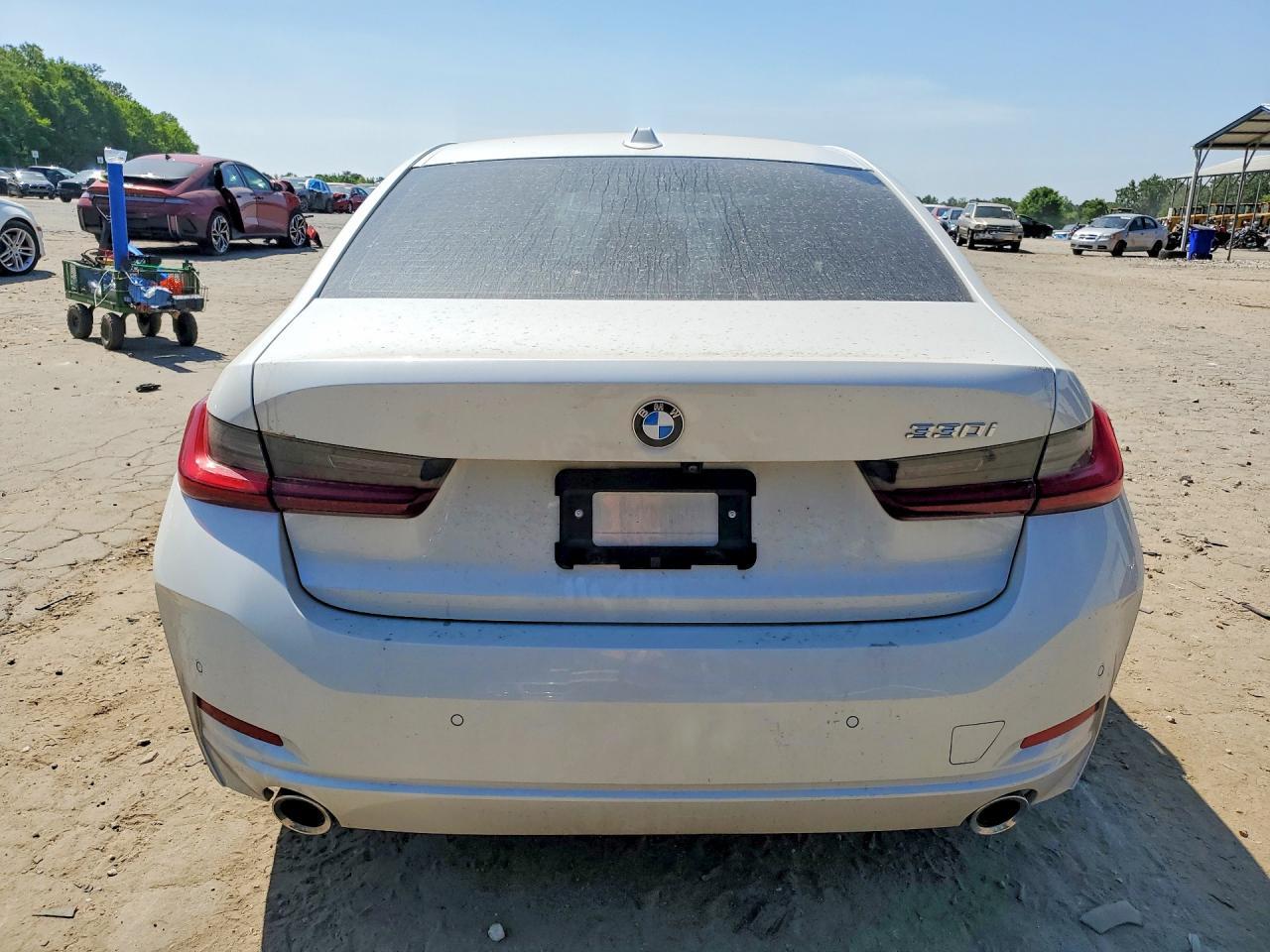 2025 BMW 330I - Фото 6