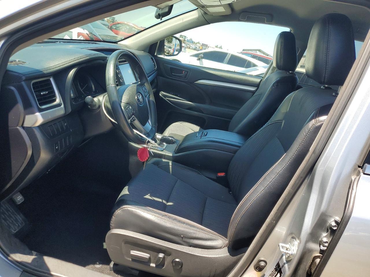2016 Toyota Highlander Le Plus - Image 7