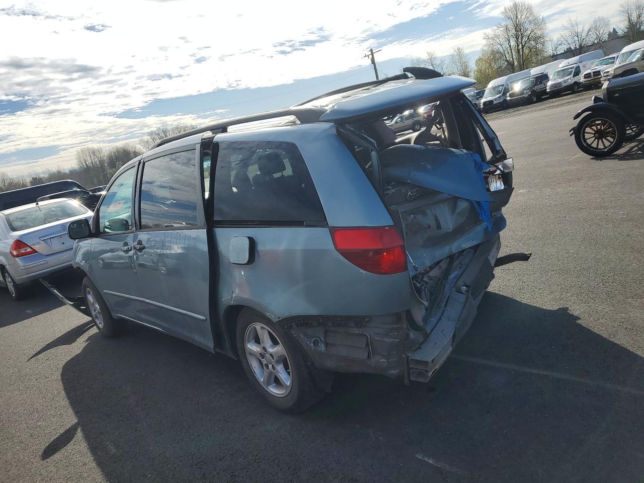 2004 Toyota Sienna Le 7 Passenger - Image 2