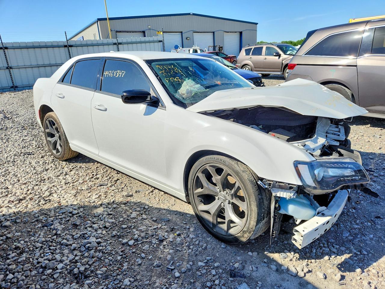 2021 Chrysler 300 Touring - Фото 4