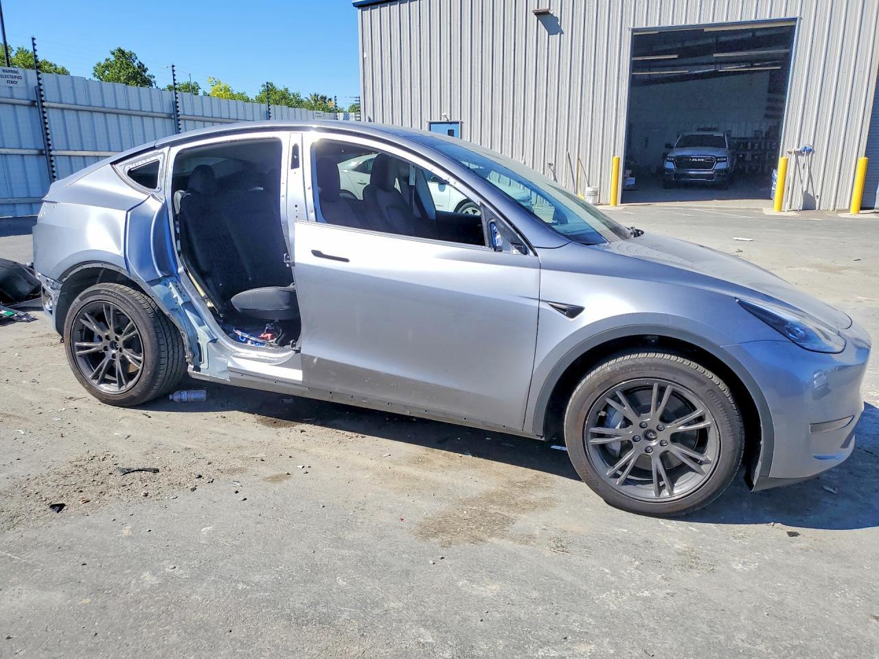 2025 Tesla Model Y - Фото 4