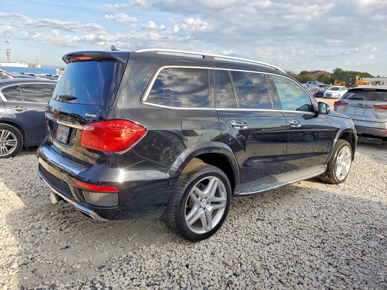 2015 Mercedes-Benz Gl 550 4Matic - Image 3