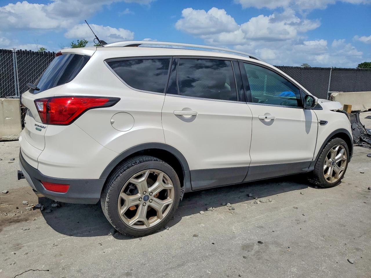 2019 Ford Escape Titanium - Image 3