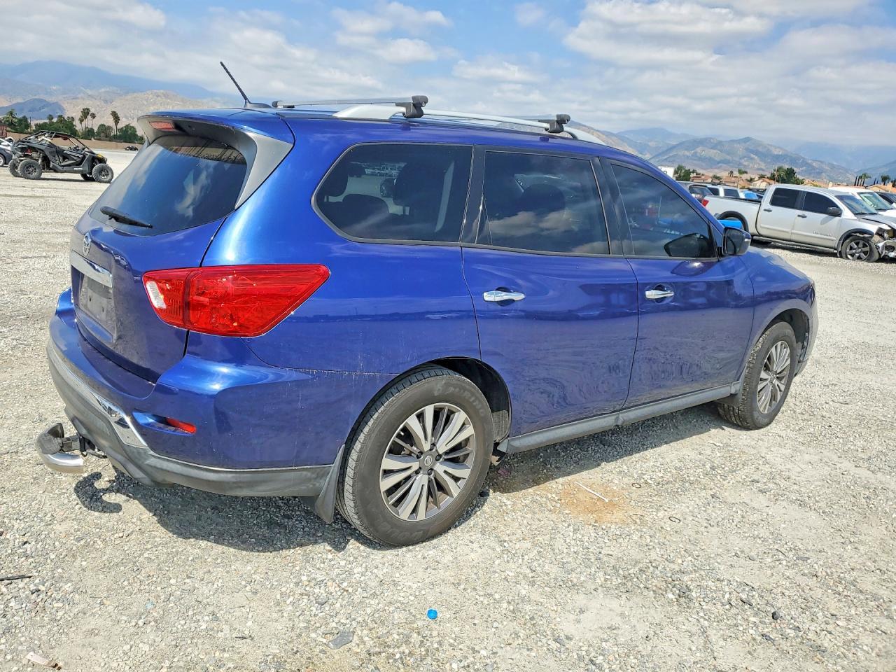 2018 Nissan Pathfinder S - Image 3