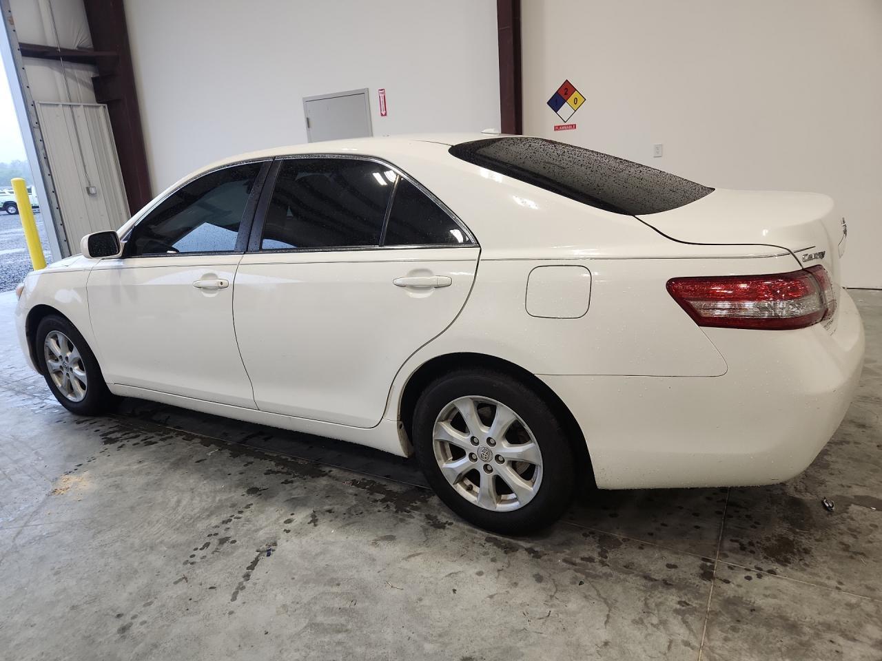 2011 Toyota Camry Le - Фото 2