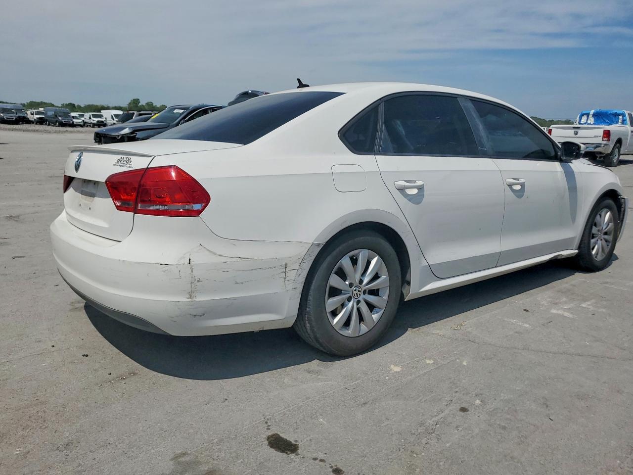 2013 Volkswagen Passat S - Image 3