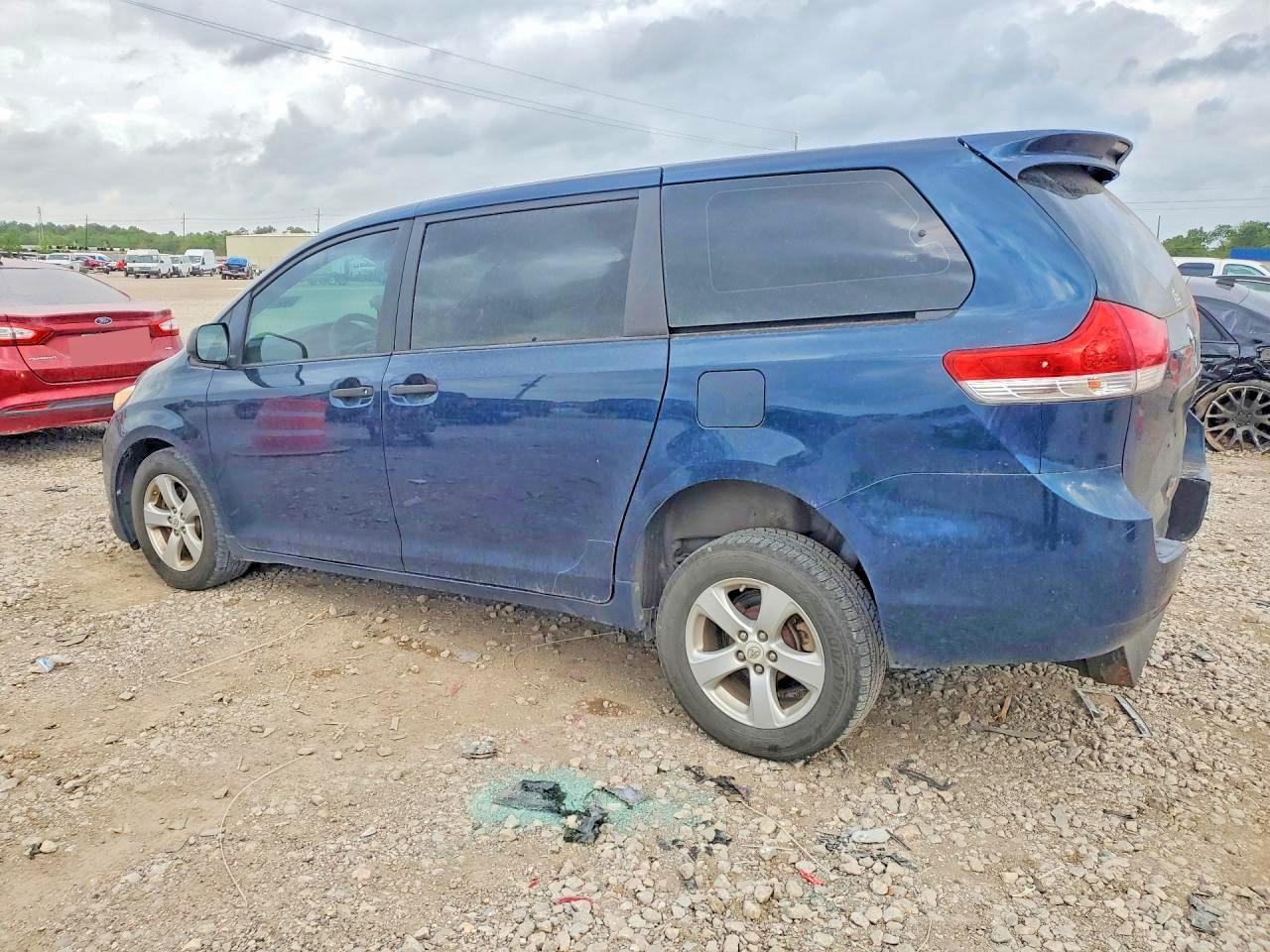2011 Toyota Sienna Base 7-Passenger - Image 2