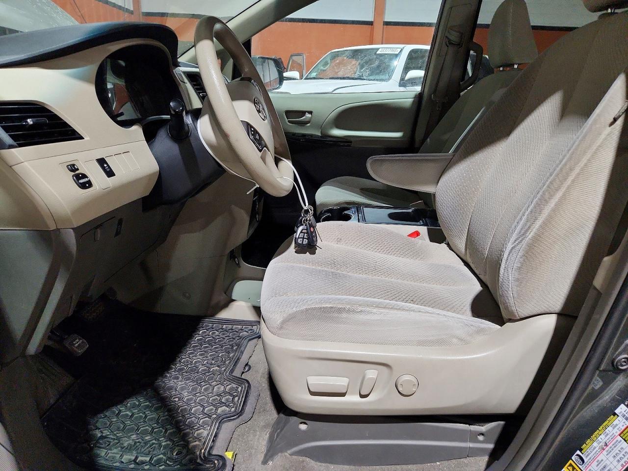 2013 Toyota Sienna Le 8-Passenger - Фото 7