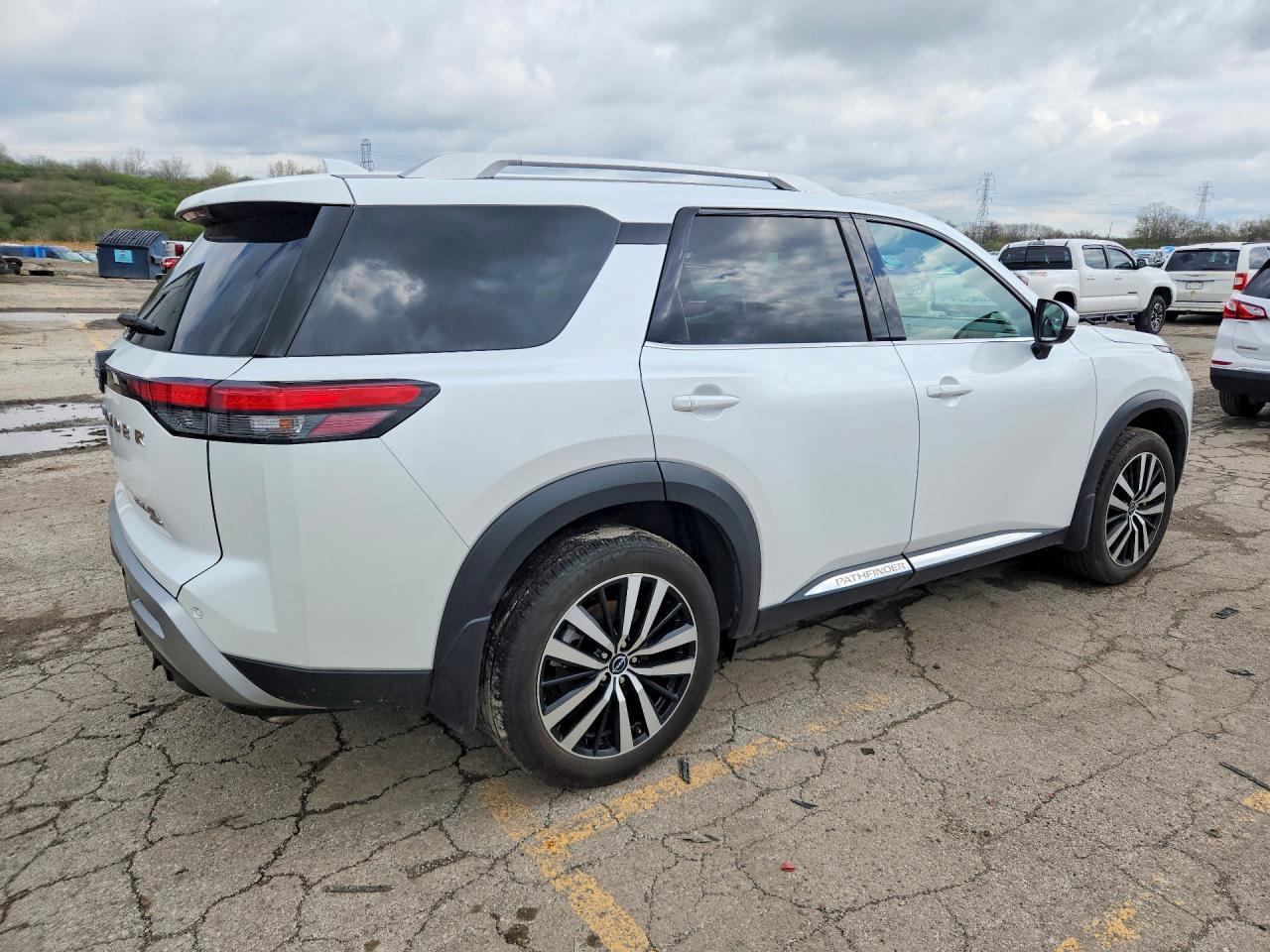 2025 Nissan Pathfinder Platinum - Image 3