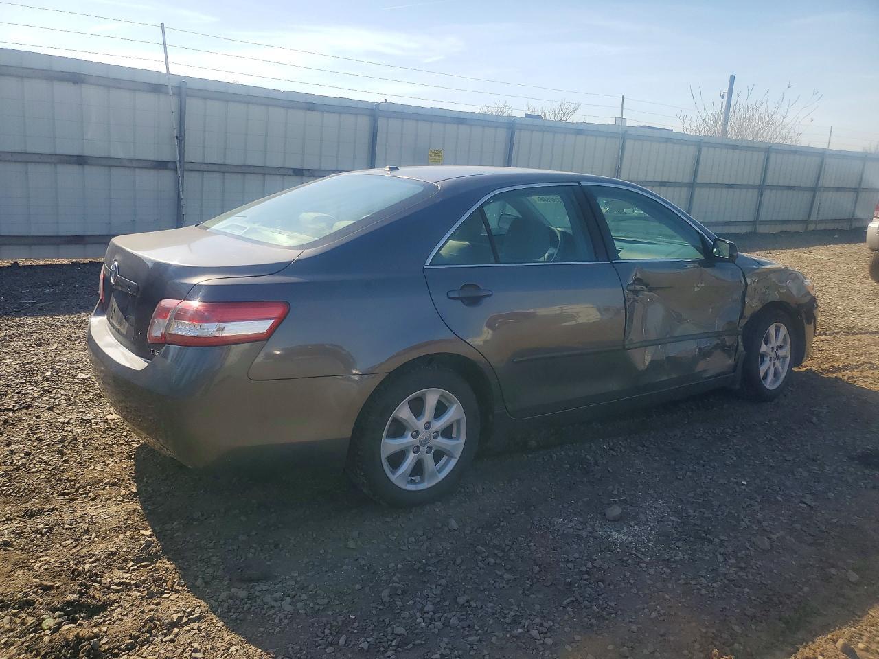 2011 Toyota Camry Le - Фото 3