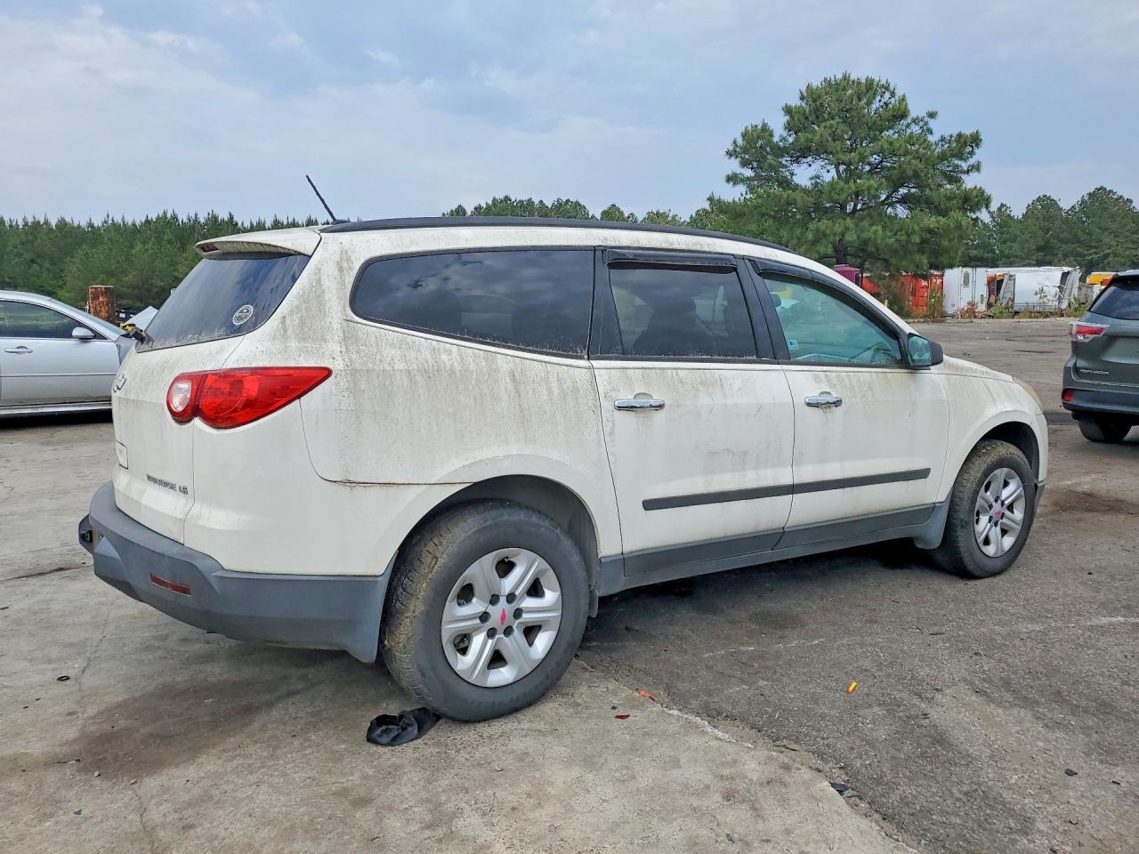 2011 Chevrolet Traverse Ls - Image 3