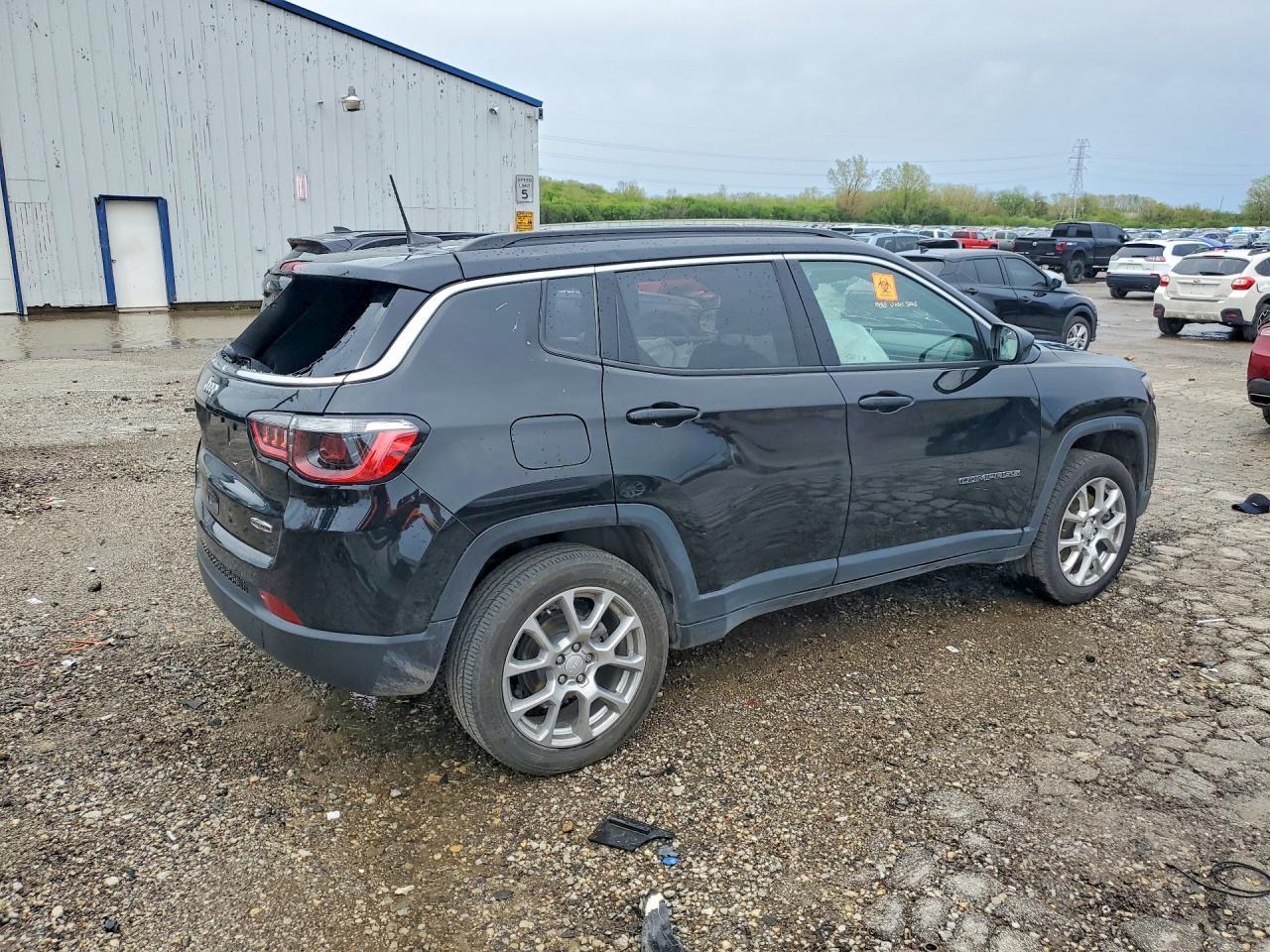 2023 Jeep Compass Latitude Lux - Image 3