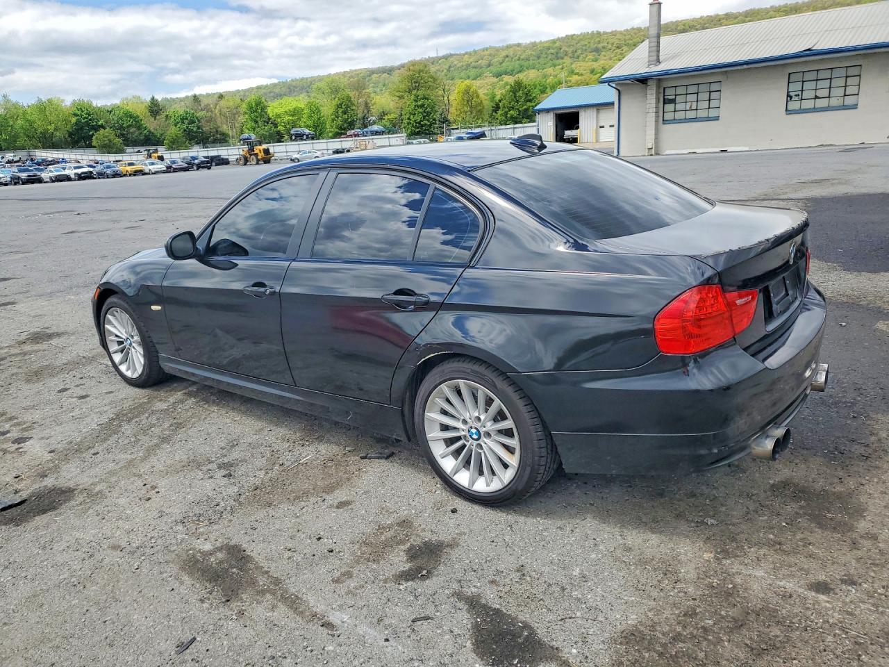 2011 BMW 335 Xi - Image 2