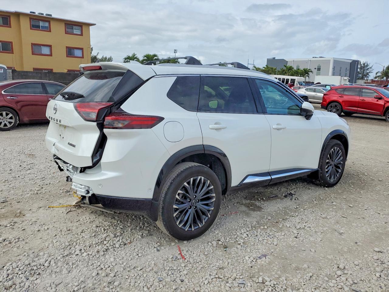 2025 Nissan Rogue Platinum - Image 3