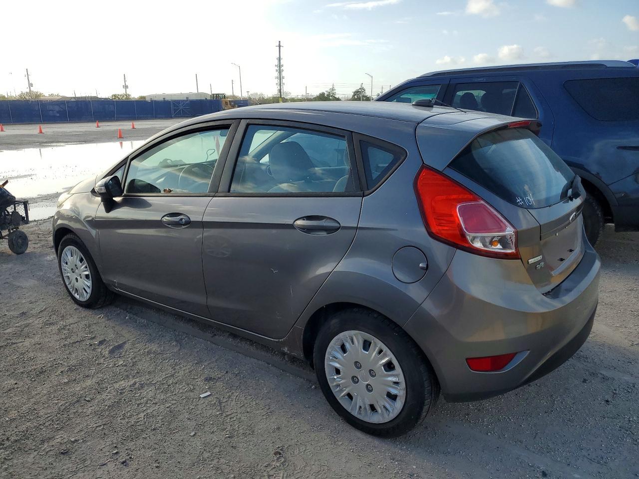2014 Ford Fiesta Se - Image 2