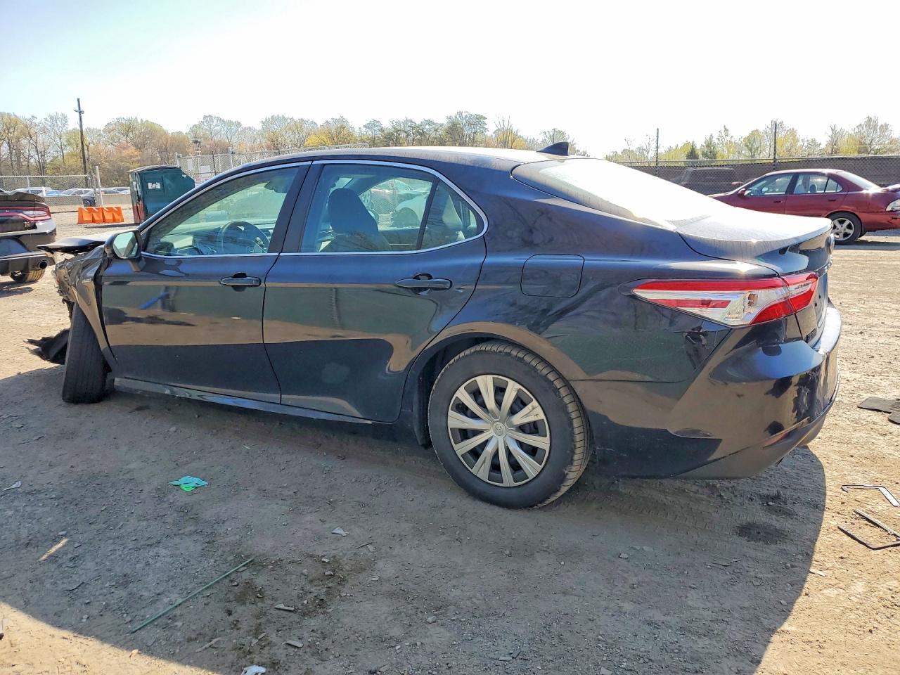 2019 Toyota Camry Le - Фото 2