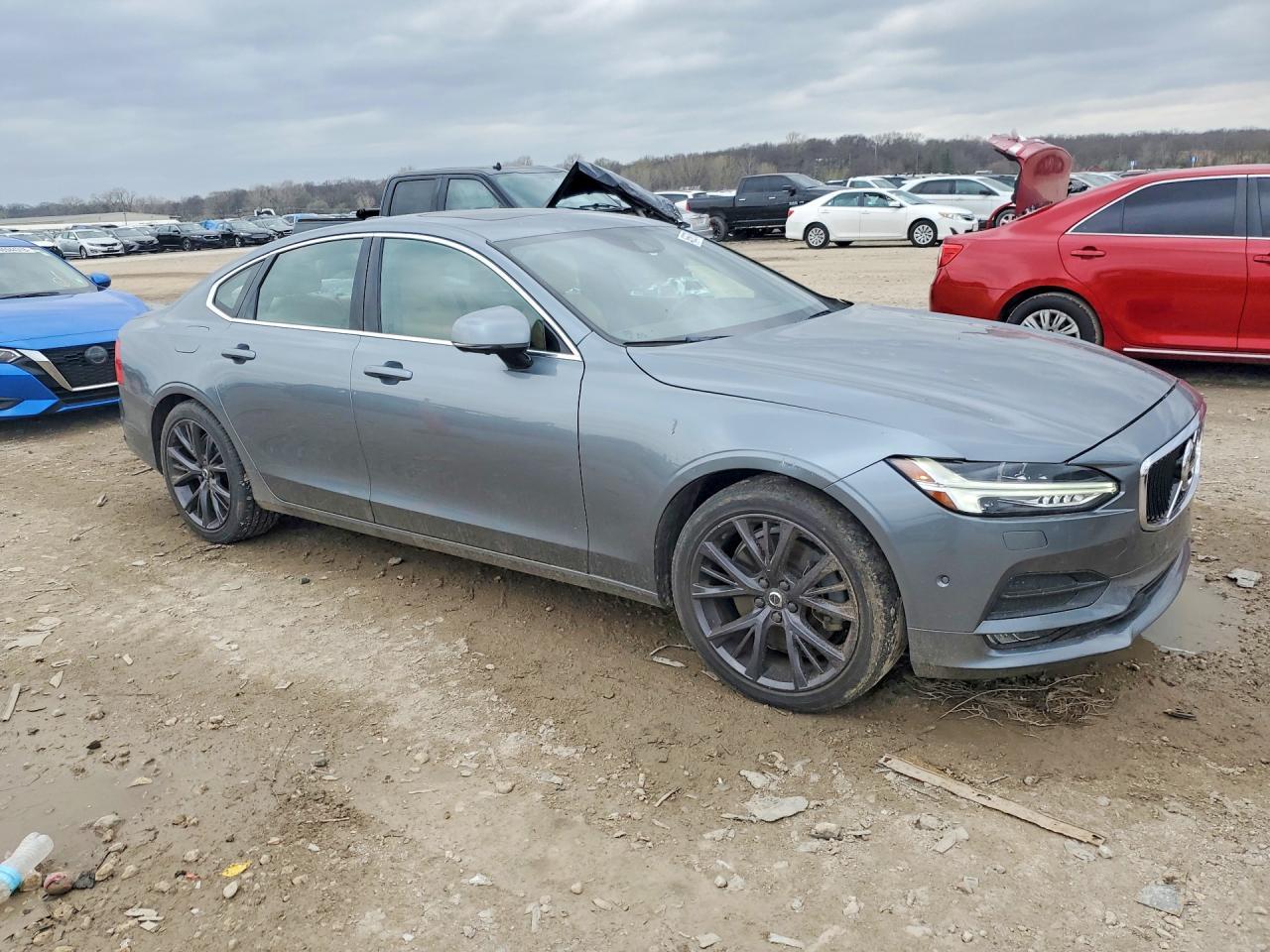 2017 Volvo S90 T6 Momentum - Image 4