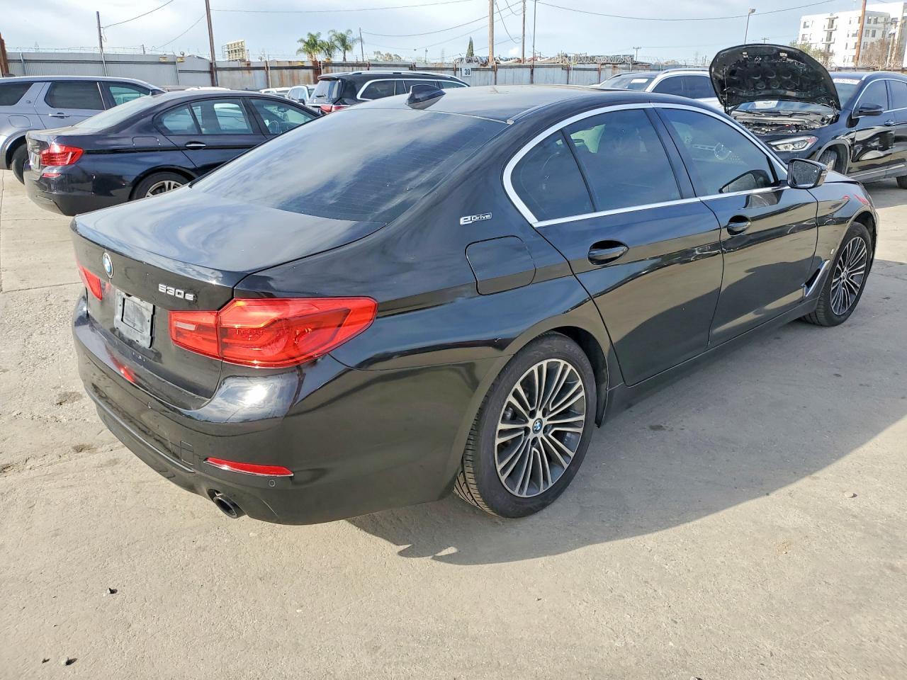 2019 BMW 530E - Фото 3