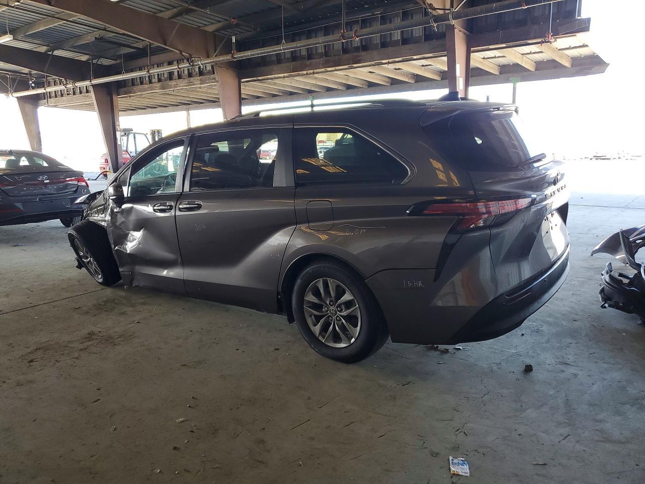 2021 Toyota Sienna Xle - Image 2